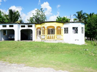 3 bed House For Sale in Santa Cruz, St. Elizabeth, Jamaica