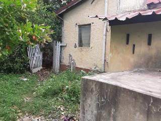 5 bed House For Sale in Richmond Park partly burnt house, Kingston / St. Andrew, Jamaica