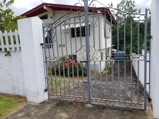 9 bed House For Sale in Wellington Avenue Mickelton Meadows Linstead, St. Catherine, Jamaica