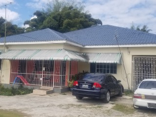 8 bed House For Sale in Spaldings, Manchester, Jamaica