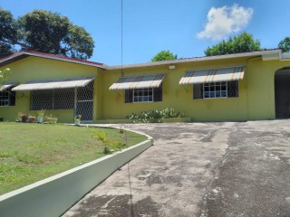 4 bed House For Sale in Santa Cruz, St. Elizabeth, Jamaica