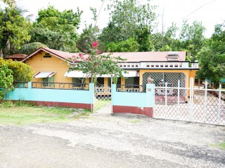 7 bed House For Sale in Santa Cruz, St. Elizabeth, Jamaica