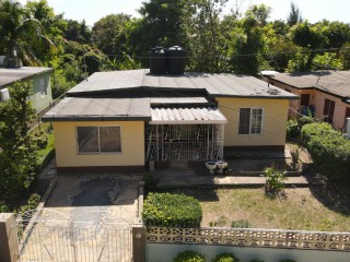 4 bed House For Sale in Meadowbrook Estates, Kingston / St. Andrew, Jamaica