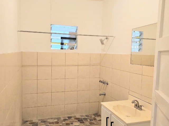 7 bed House For Sale – Molynes, Kingston / St. Andrew, Jamaica