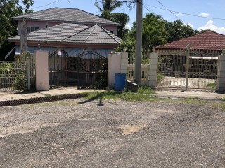 5 bed House For Sale in GLENMUIR HOUSING SCHEME MAY PEN, Clarendon, Jamaica