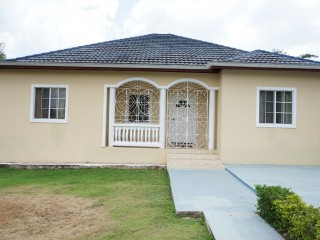 3 bed House For Sale in Santa Cruz, St. Elizabeth, Jamaica