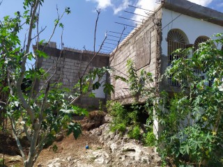 2 bed House For Sale in May Pen, Clarendon, Jamaica