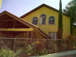 4 bed House For Sale in May Pen, Clarendon, Jamaica