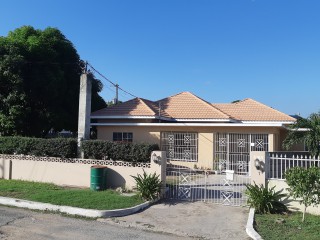 House For Sale in MORETON PARK, Kingston / St. Andrew Jamaica | [3]