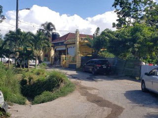 6 bed House For Sale in Glengoffe, St. Catherine, Jamaica