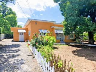 7 bed House For Sale - Molynes, Kingston / St. Andrew, Jamaica