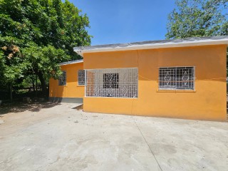 House For Sale in Molynes, Kingston / St. Andrew Jamaica | [1]